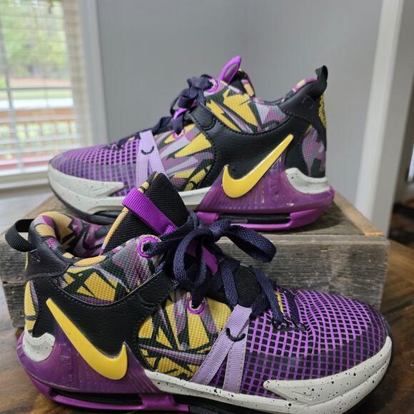 ++ Nike LeBron Witness 7 GS "Lakers Graffiti" (FD0209-001) - Picture 3 of 5